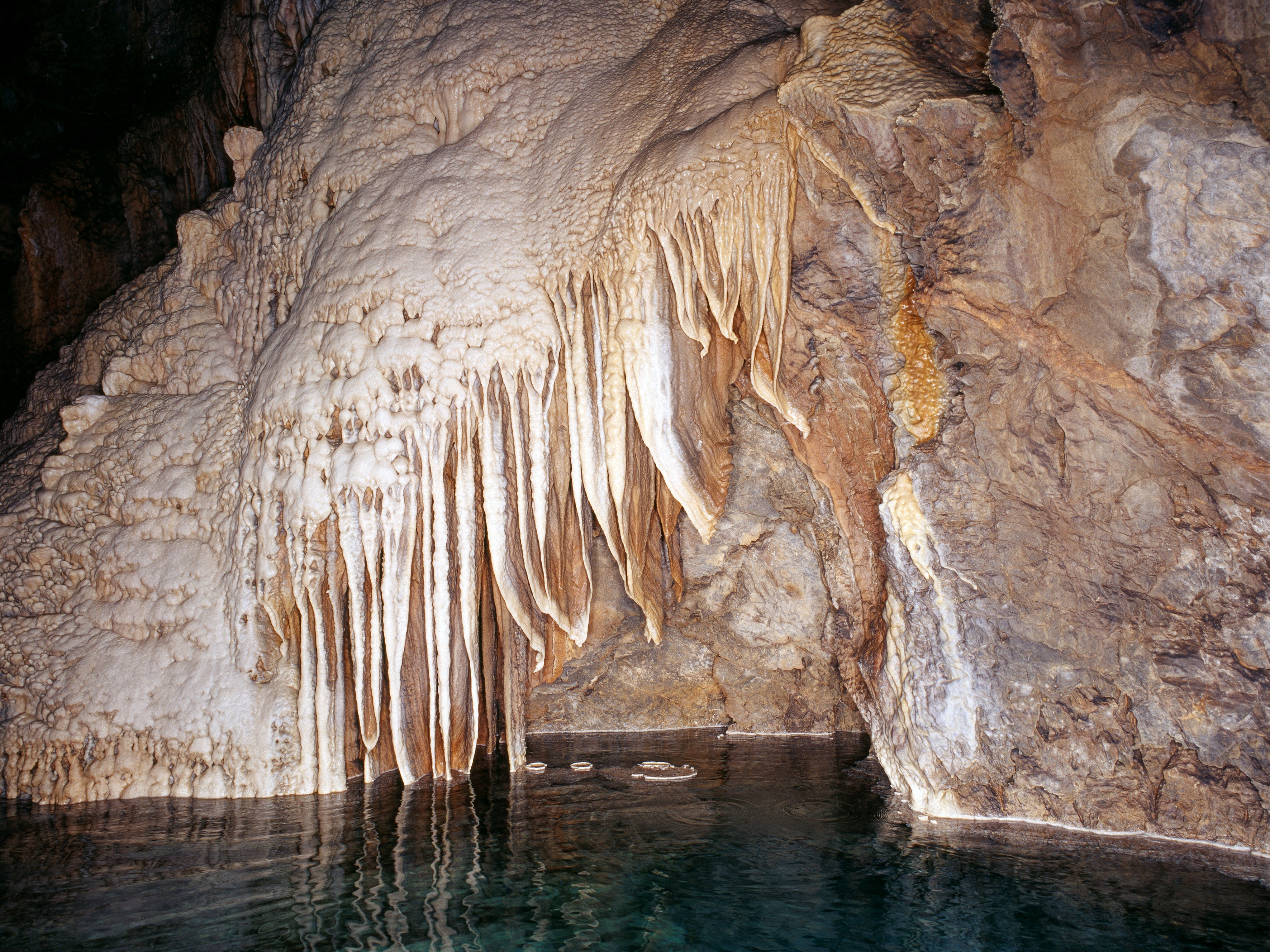 Cave_of_Lakes